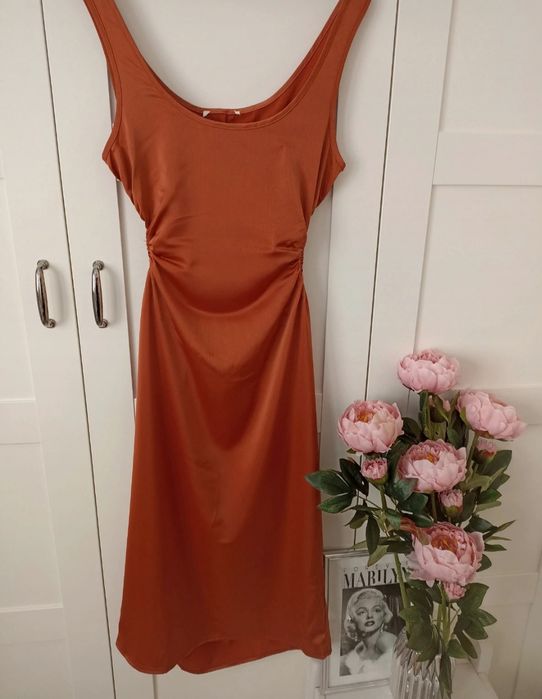 Nowa satynowa sukienka Karmel z wycięciem w talii R. M/L