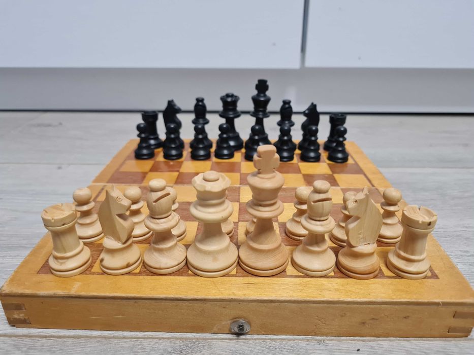 Шахматы разные деревянные и пластиковые