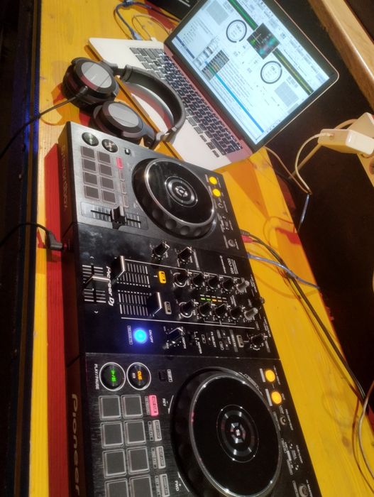 Controlador de DJ Pioneer DDJ 400