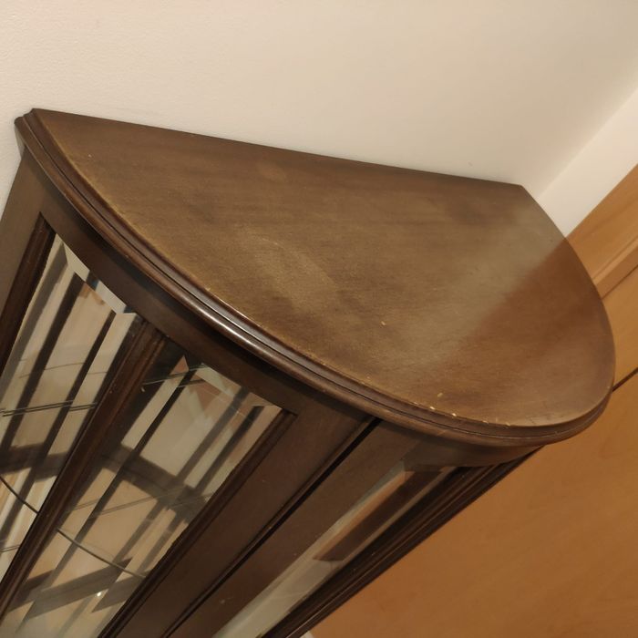 Cristaleira em cerejeira