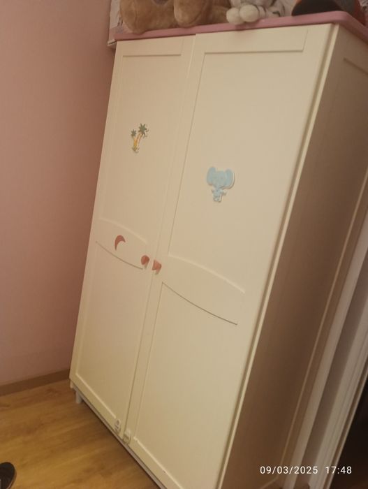 Roupeiro e cómoda de criança