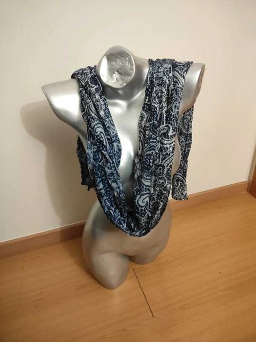 Lenço com um padrão paisley clássico
