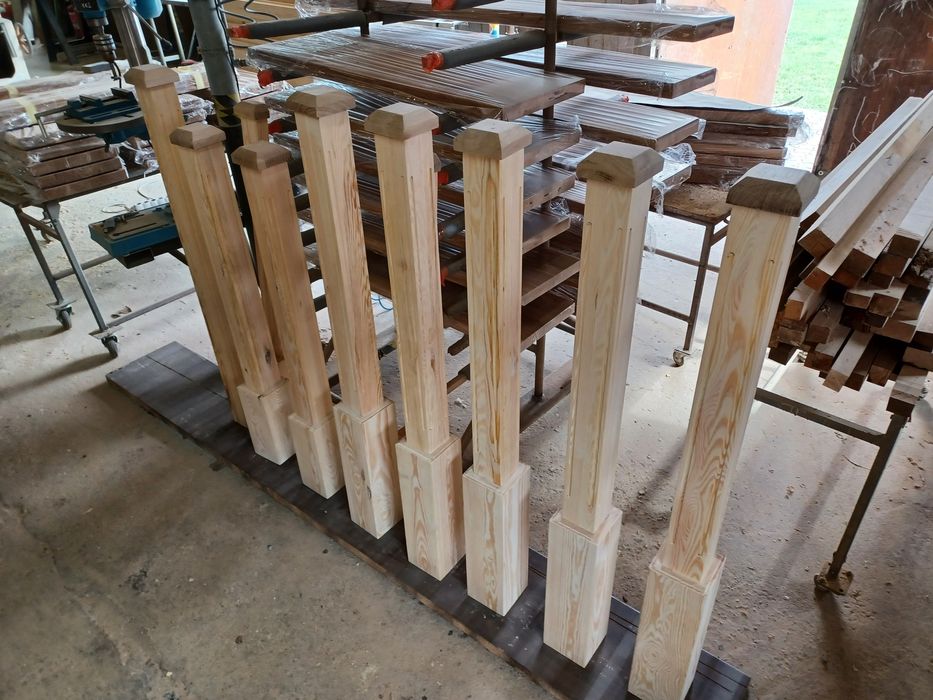 Schody drewniane stopnie półkowe barierki parapety