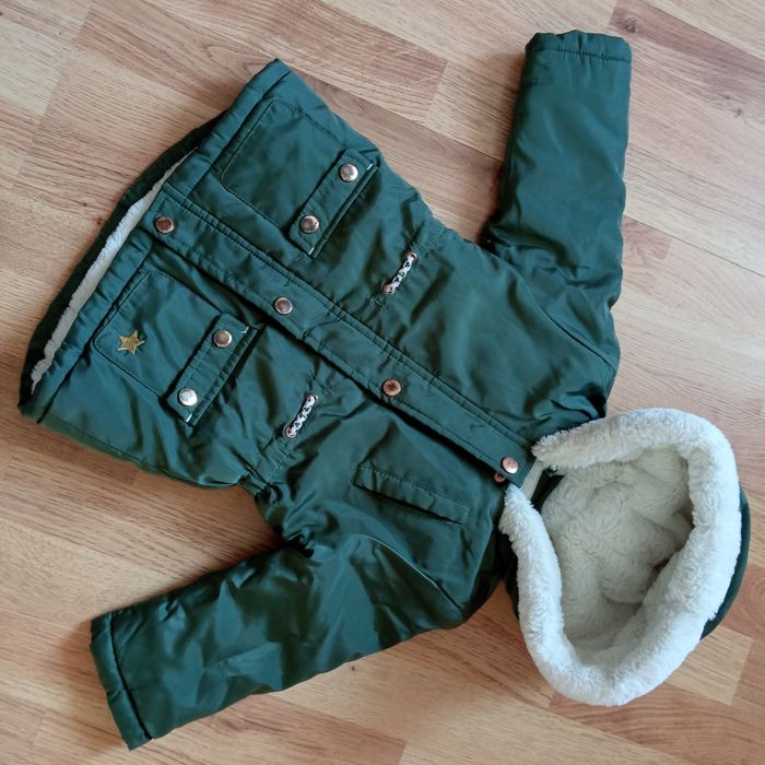 Ciepła kurtka dla dziecka zielona z futerkiem kaptur wzrost 86 cm