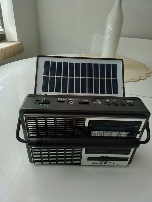 Pequeno radio a pilhas e com painel solar