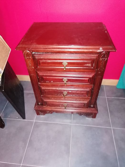 Mesinha de cabeceira trabalhada antiguidade