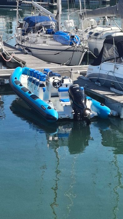 Smi rigido hydrosport modelo 7.37 lotação 12+2 está como novo estofos novos motor suzuki 225CV NOVO com apenas 40 horas com garantia 3 anos