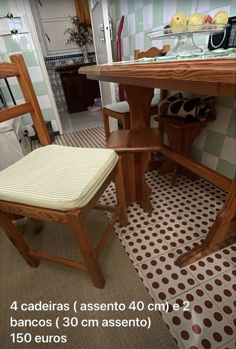 Mesa cozinha com 4 cadeiras e 2 bancos