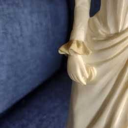 Estatueta Dama antiga em marfinite