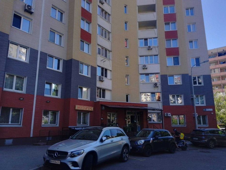 Двух комнатная на Юлии Здановой (Ломоносова)  81б. Первый этаж. Без комиссии.