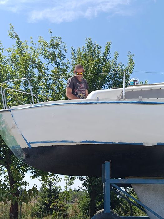 Łódź kabinową z wózkiem slipowym