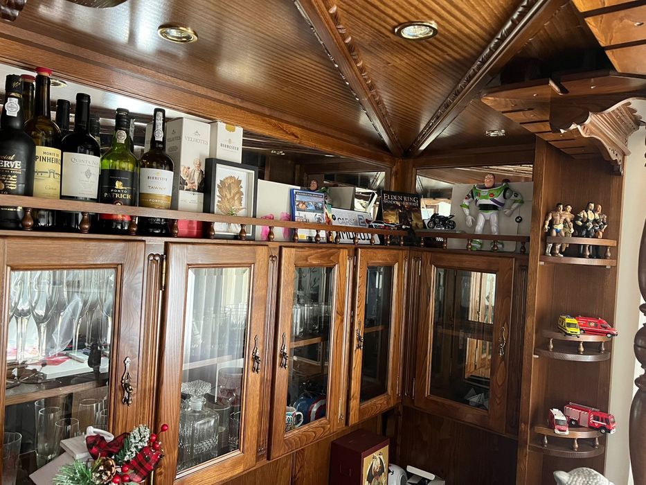 Móvel e bar em madeira