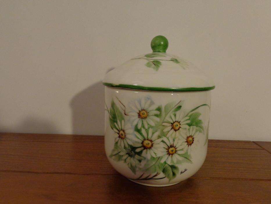 Prato em porcelana pintada à mão