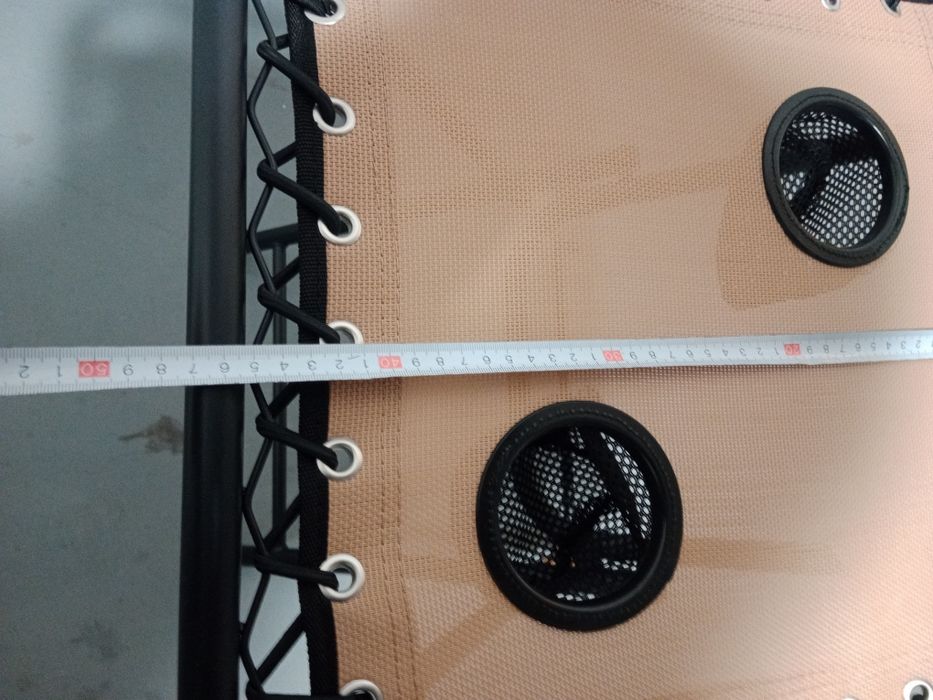 Składany stolik z miejscami na napoje