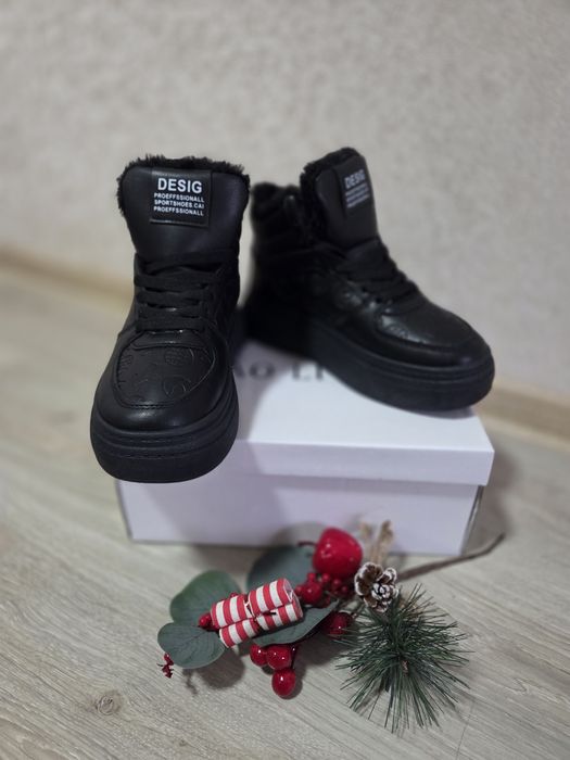 Зимові жіночі кросівки хайтопи