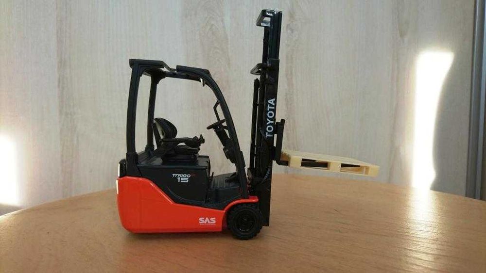 TOYOTA Traigo kolekcjonerski model wózka widłowego skala 1/23