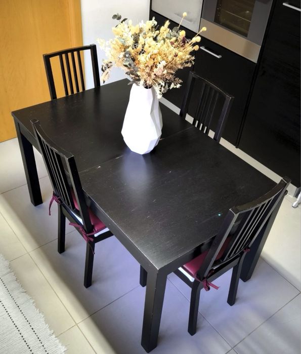 4 cadeiras e mesa de cozinha