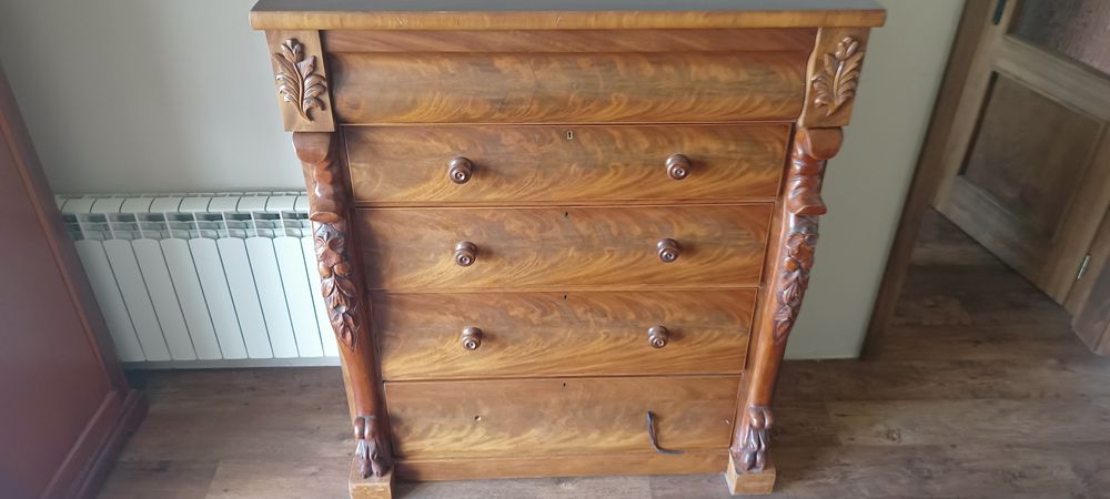 Antyczna komoda Empire z rzeźbieniami – drewno mahoń