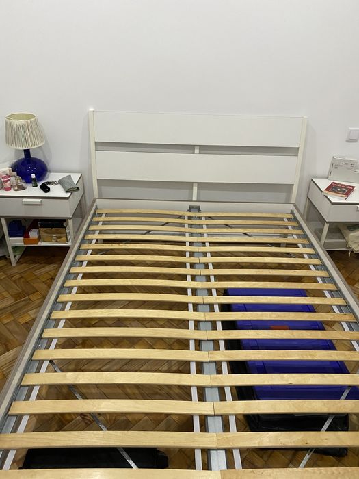 Cama com estrado e com mesas de cabeceira