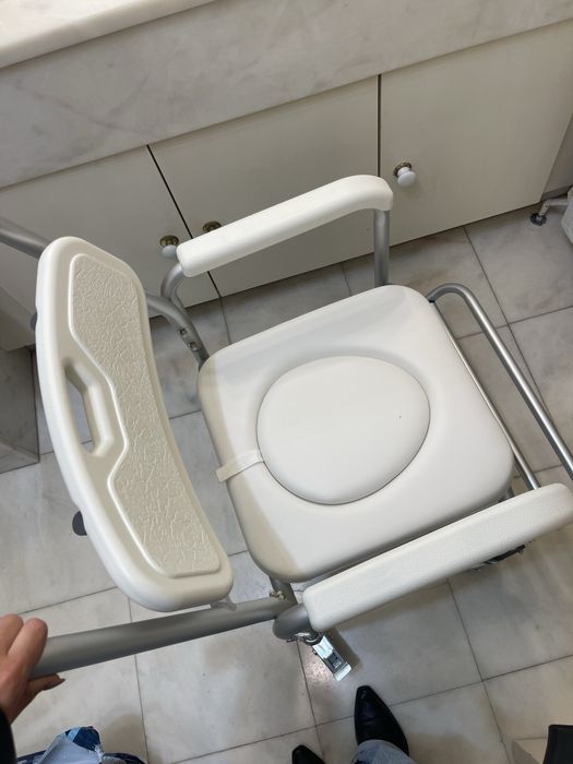 Cadeira sanitária de 4 rodas