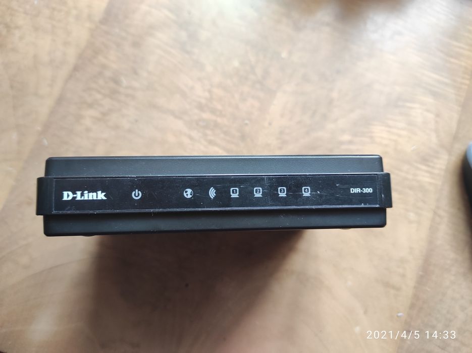 Продаю беспроводной маршрутизатор D-Link DIR-300.