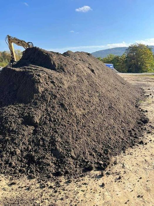 Czarnoziem ziemia siana pod trawnik mulczer mulczowanie