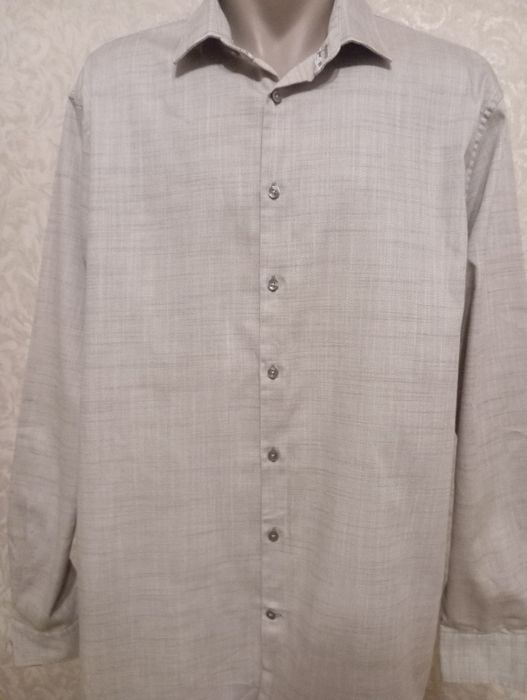 Чоловіча сорочка бежевого кольору.