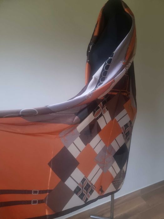 Piekna jedwabna apaszka w stylu Hermes