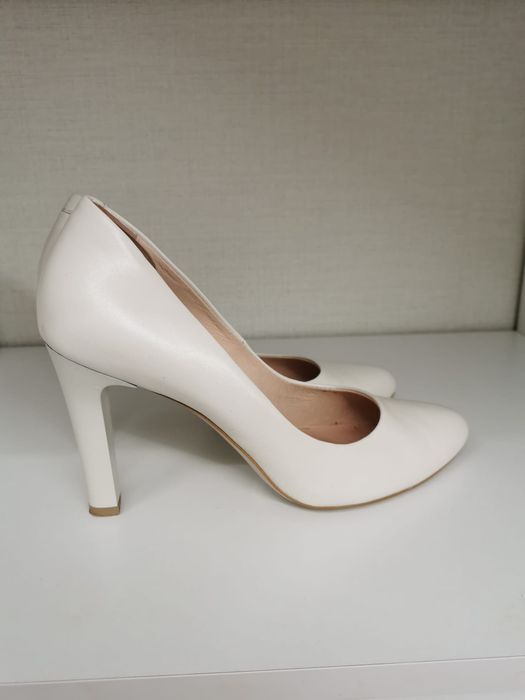 Sprzdam biale skórzane buty ślubne 39