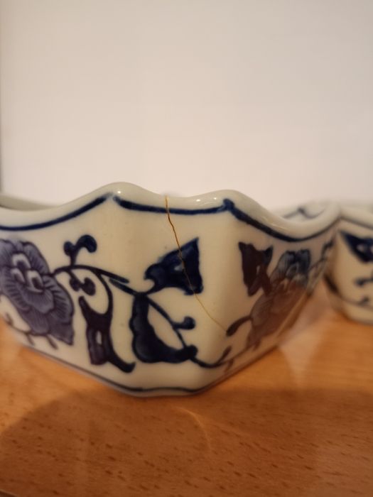 Chiny. Cztery stare, ręcznie malowane, porcelanowe miseczki.