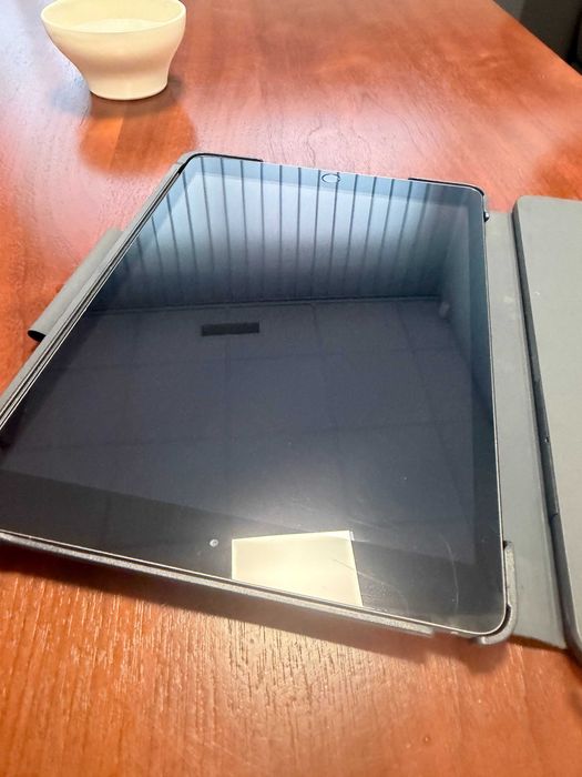 Tablet iPad 5(8 generacja) 32 GB plus Logitech Slim Folio