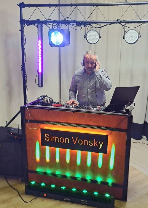DJ Simon Vonsky , saksofonista, akordeonista,  konferansjer, wodzirej.