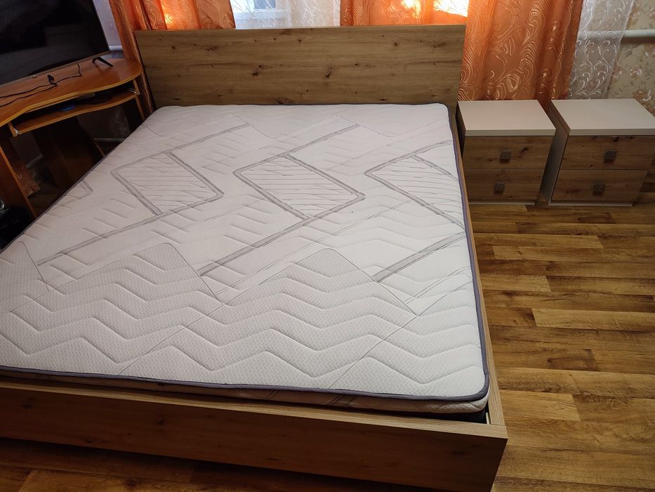 Кровать двуспальная с тумбочками