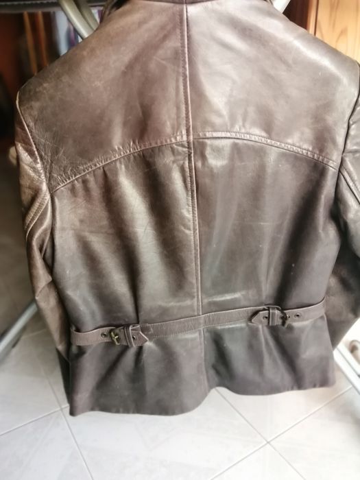 ) blusão couro castanho