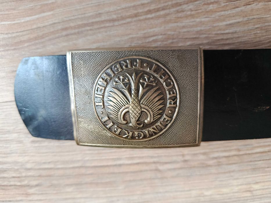 Skórzany pasek Bundeswehr metalową klamrą