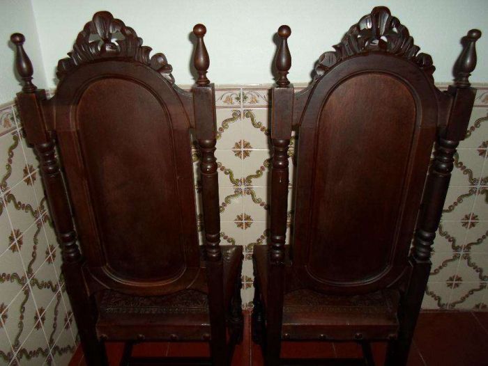 Cadeiras séc.XVIII, pristinas, madeira e cabedal irrepreensíveis.