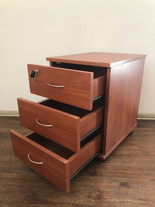 Распродажа офисной мебели столы письменные парты лофт  руководителя