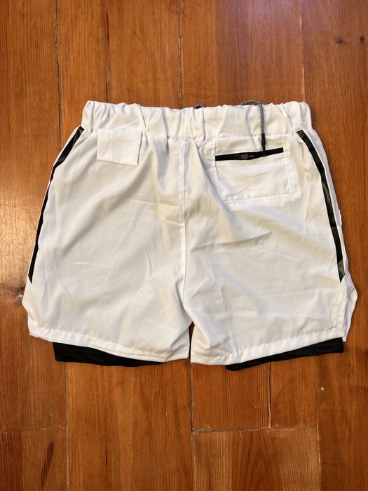 Calções de desporto brancos com licra preta