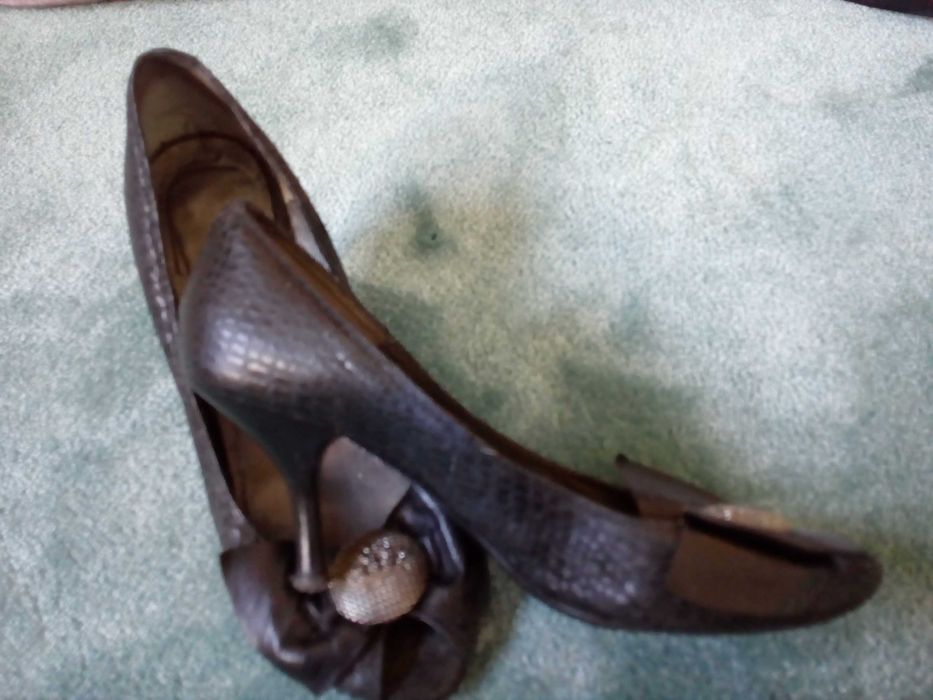 sapatos pretos em pele