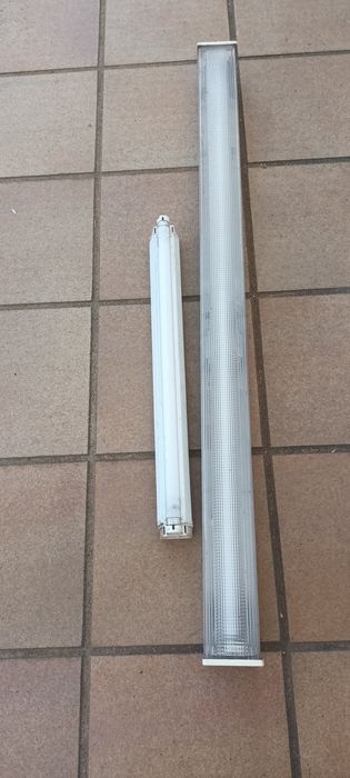 Vendo armações com lampadas  fluorescente