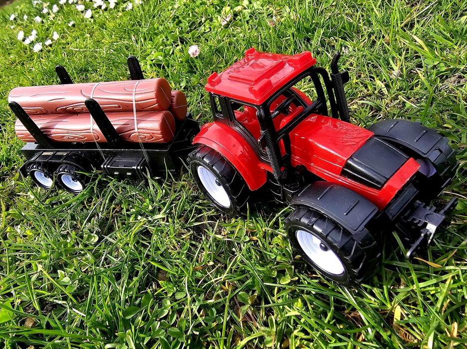 Traktor czerwony z przyczepką I drewnem nowy dla małego rolnika
