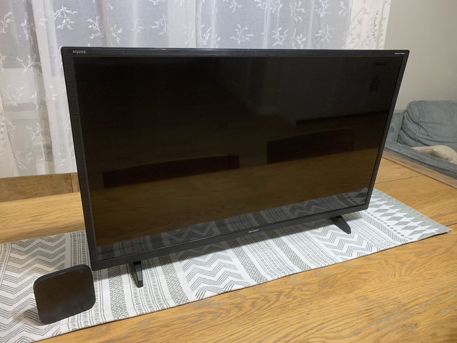 Telewizor SHARP smartTV szczotkowany metal uchwyt mibox