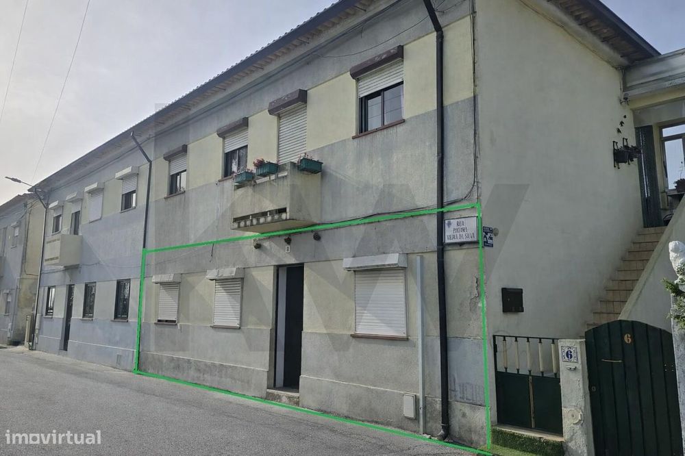 Andar Moradia T2, com espaço exterior, para reabilitar | Santa Joana –