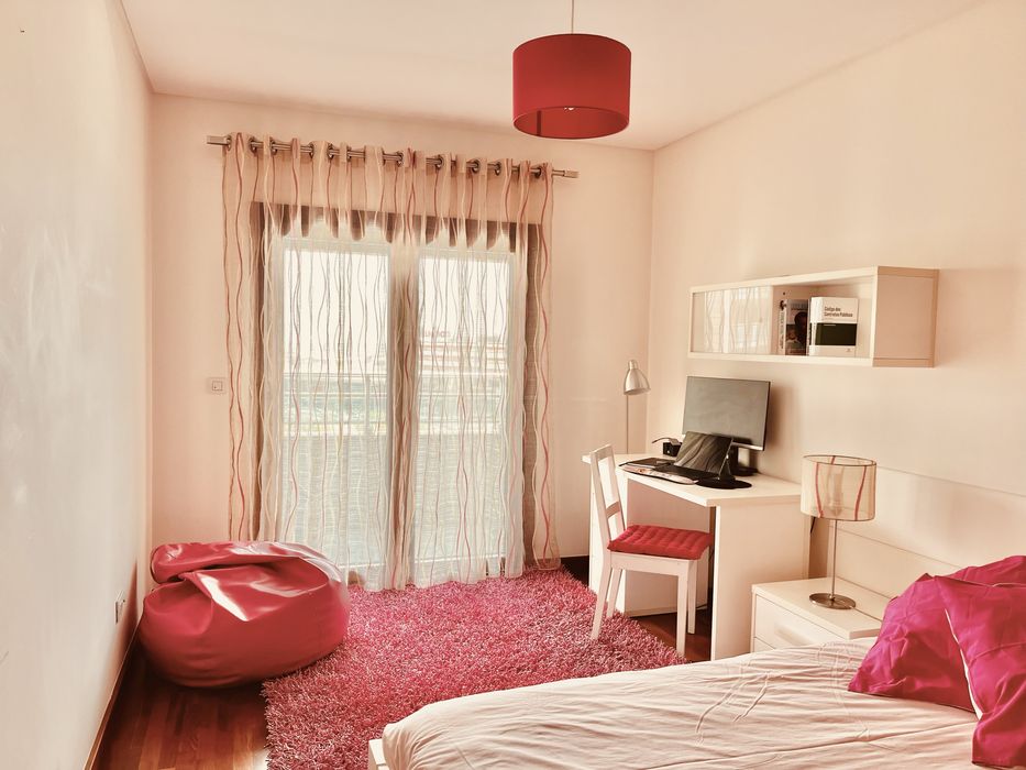 Conj. Cortinados beje/rosa, Abajur, cadeira branca IKEA, almofada rosa