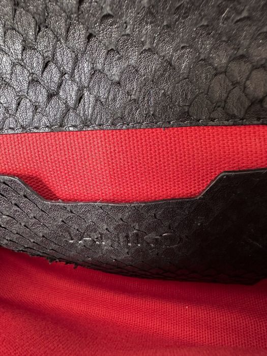 Clutch preta em pele Janiko