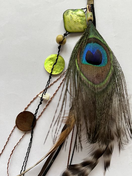 Colar com penas e contas