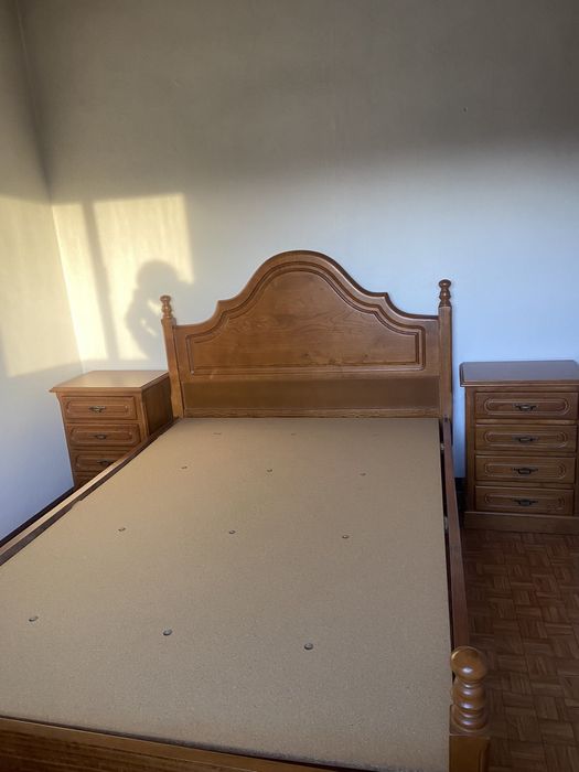 Cama de casal com duas mesinhas de cabeceira