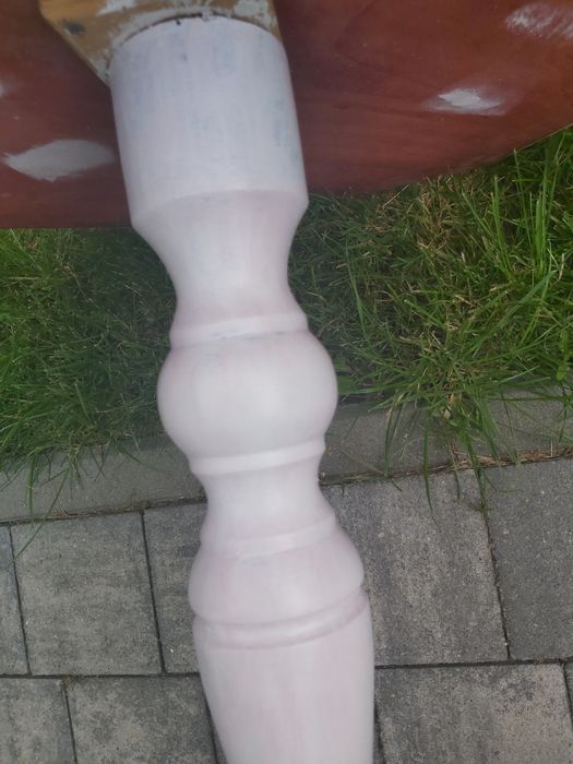 Drewniany biały stolik