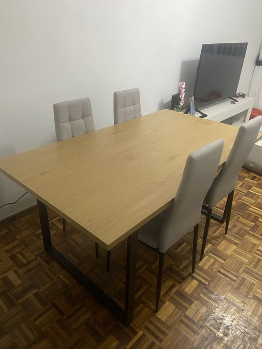 Mesa de jantar com cadeiras