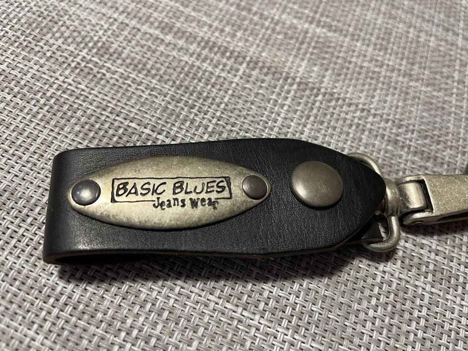 Брелок для ключей BASIC BLUES из натуральной кожи.